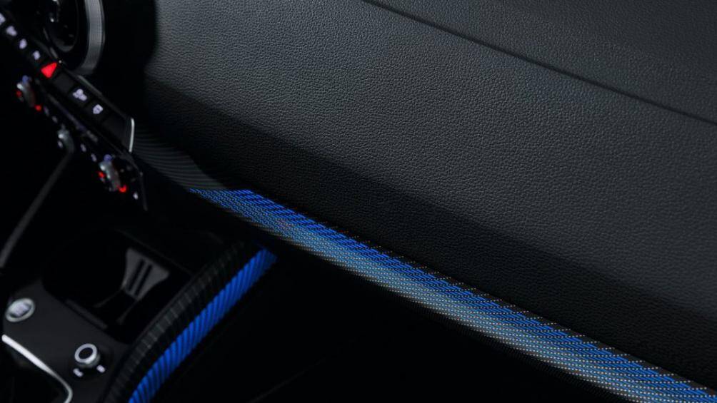 Trong khi các hệ thống tùy chọn được chia thành các tính năng lái xe, an toàn và đỗ xe