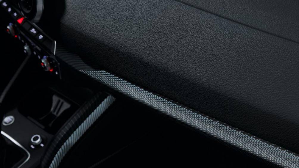 Ngoài ra, xe còn được trang bị hệ thống hỗ trợ hành trình thích ứng, cho phép lái xe bán tự động