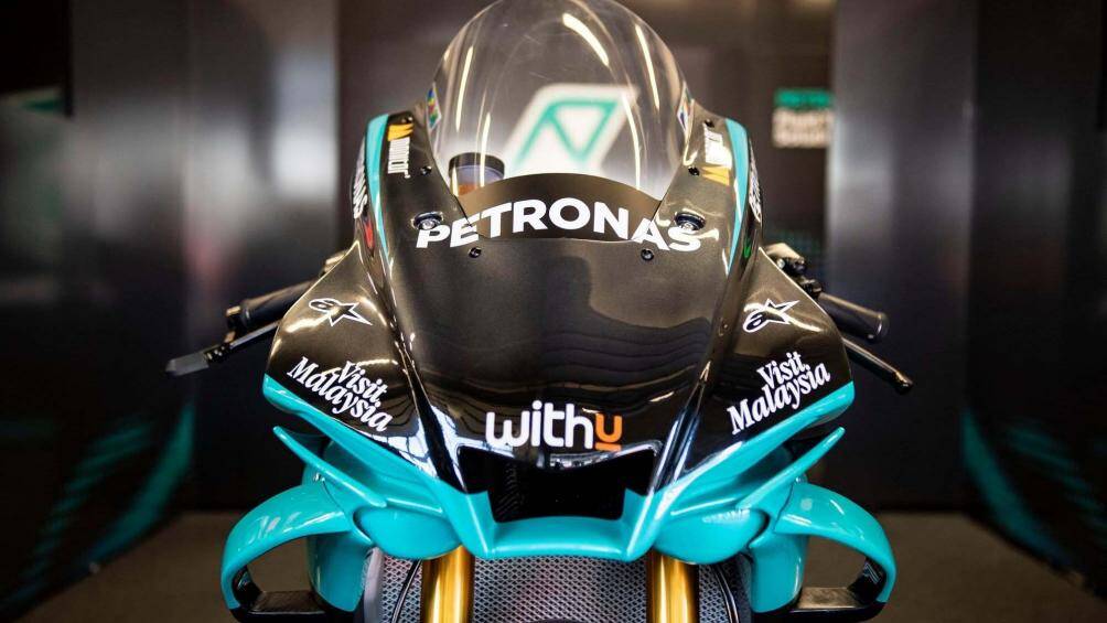 Yamaha YZF- R1 Petronas SRT đã lược bỏ bớt các chức năng tiêu chuẩn như hệ thống chiếu sáng, còi, gương chiếu hậu...