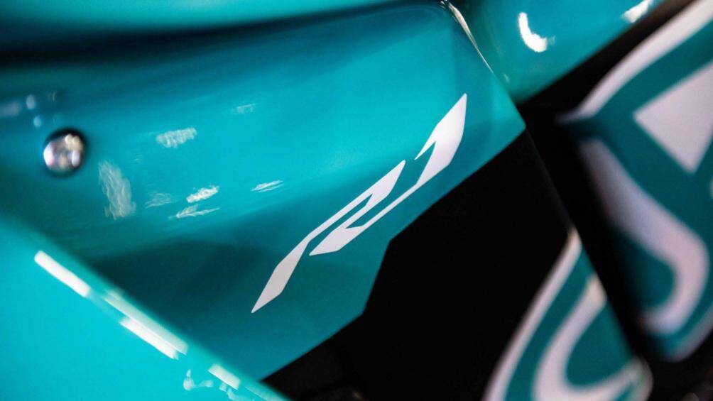 Cung cấp sức mạnh cho Yamaha YZF-R1 Petronas SRT vẫn là khối động cơ Crossplane 4, 4 xylanh, dung tích 998 cc, sản sinh công suất tối đa 200 mã lực