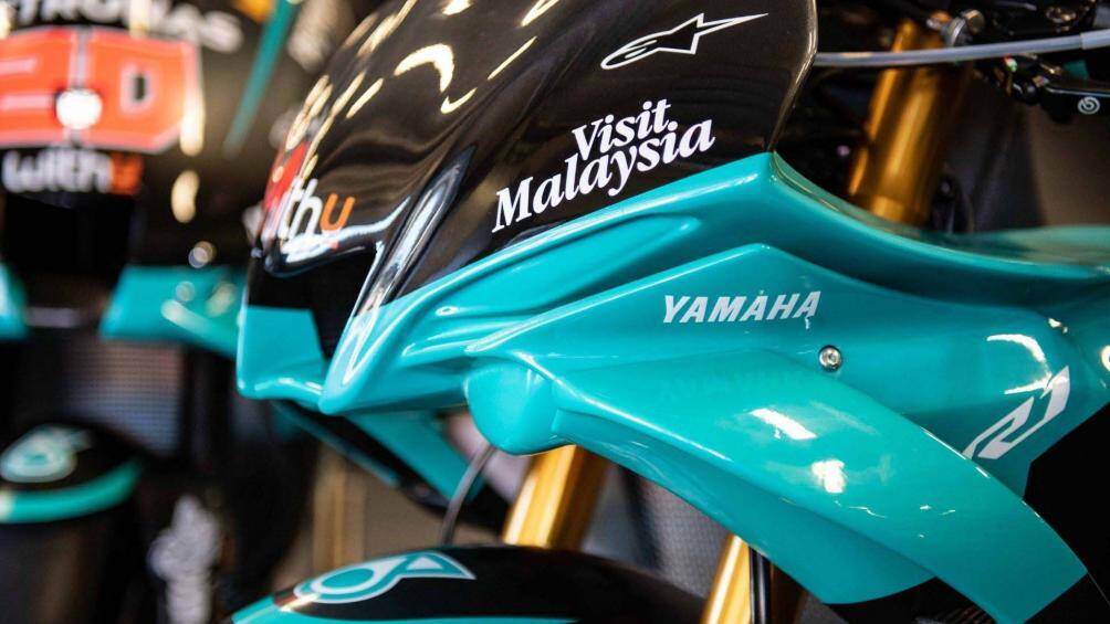 Thay vào đó xe sở hữu dàn áo hoàn toàn mới được chế tạo bằng sợi carbon, cánh gió khí động học cũng được tích hợp sẵn ở phần đầu xe