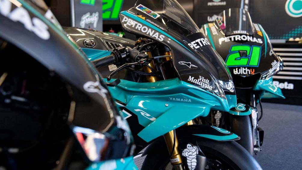 Xe được trang bị sẵn hệ thống treo cao cấp của Ohlins bao gồm phuộc hành trình ngược FGRT ở phía trước và giảm xóc đơn TTX ở phía sau