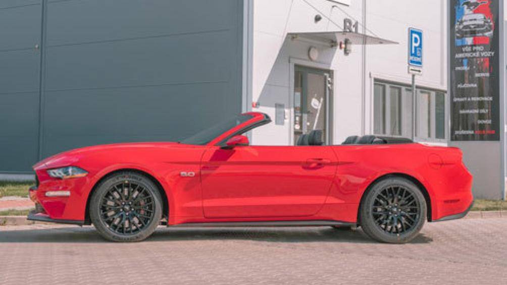 10. Ford Mustang GT Premium Convertible 2020 (giá khởi điểm: 45.380 USD)