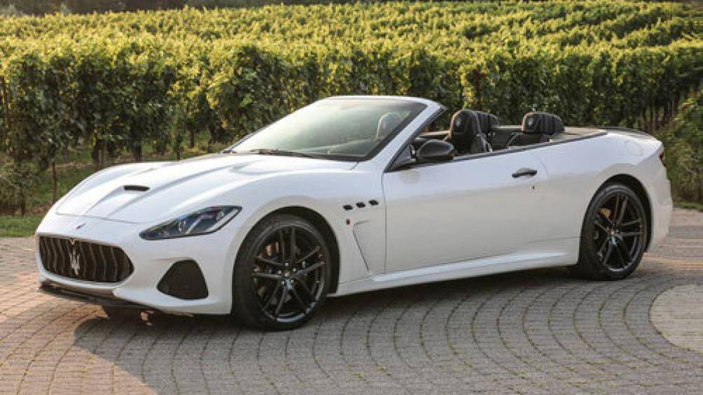 2. Maserati GranTurismo Convertible 2020 (giá khởi điểm: 150.980 USD)