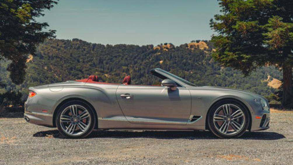 3. Bentley Continental GT Convertible 2020 (giá khởi điểm: 218.350 USD)