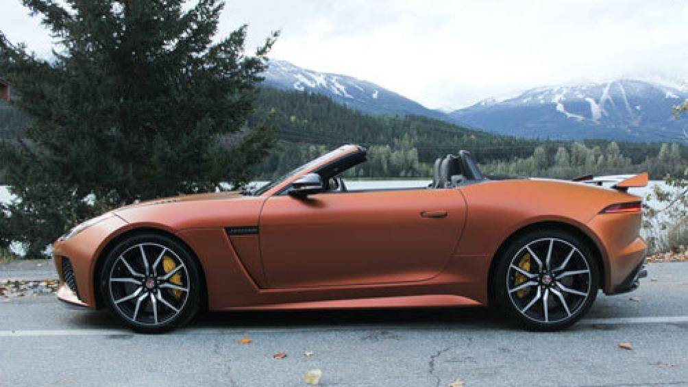 5. Jaguar F-Type SVR Convertible 2020 (giá khởi điểm: 126.700 USD)