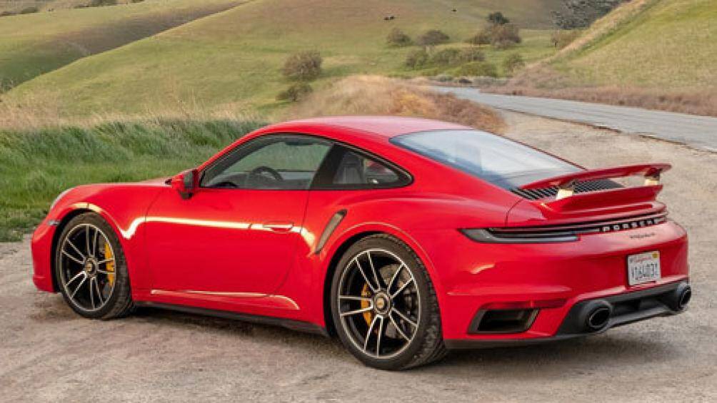 4. Porsche 911 Turbo S 2021 (thời gian tăng tốc từ 0-100 km/h: 2,7 giây)