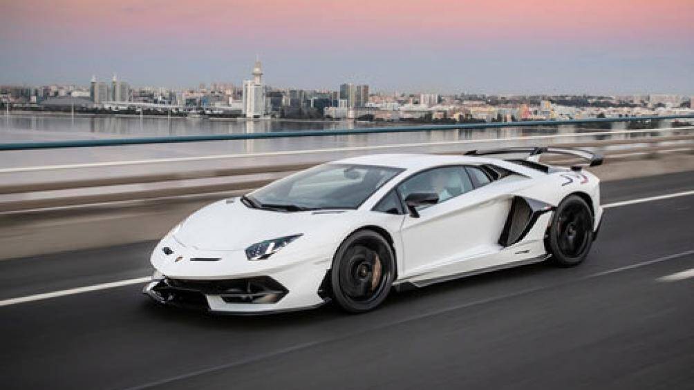 8. Lamborghini Aventador SVJ 2020 (thời gian tăng tốc từ 0-100 km/h: 2,9 giây)