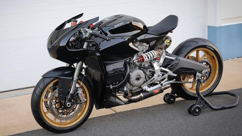 Đầu đèn với nhiều đường nét sắc sảo được thay thế bằng phần fairing mềm mại vuốt về sau đặc trưng của dòng cafe racer cổ điểnn