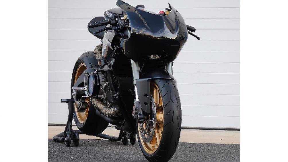 Cụm đèn LED chiếu sáng mới được bố trí kín đáo bên dưới đầu xe, bình xăng có 2 mảng ốp nhỏ gọn hơn