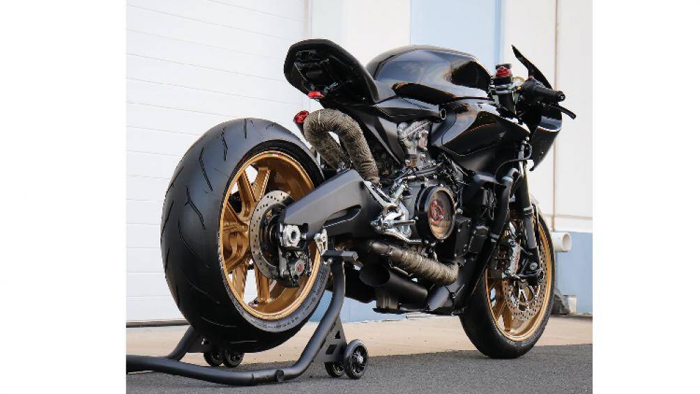 Gần như toàn bộ dàn vỏ nguyên bản của 959 Panigale được loại bỏ, điều này khiến tổng thể chiếc mô tô khỏe khoắn và hầm hố hơn