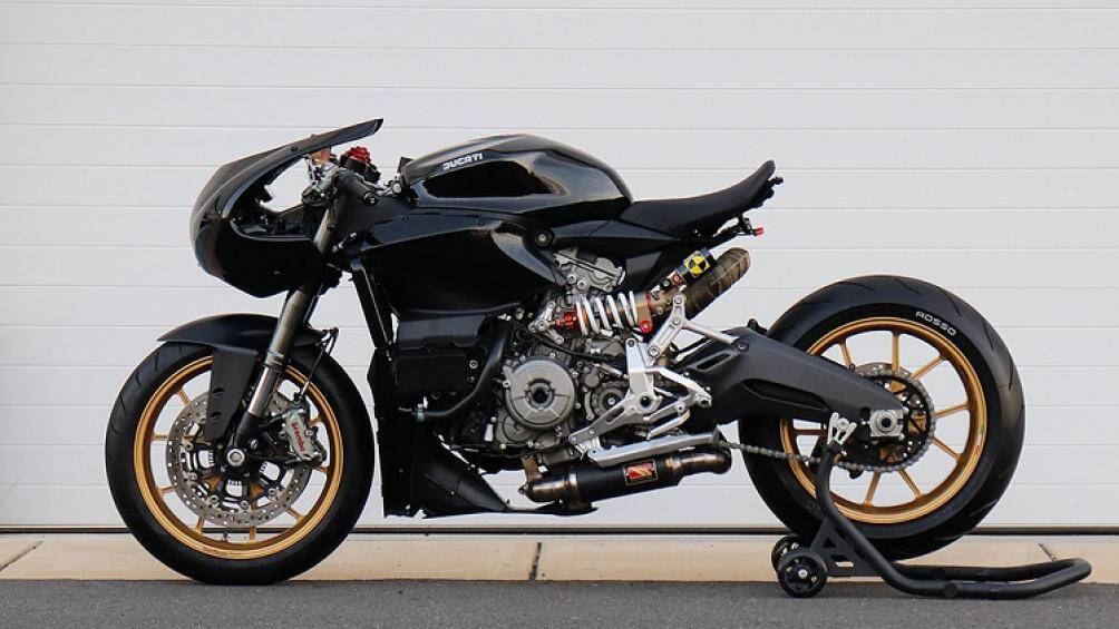 Đuôi xe được cắt ngắn tối đa và ống xả kép nguyên bản chuyển sang thiết kế đút gầm. Đèn hậu LED cỡ nhỏ đặt bên dưới yên xe đơn