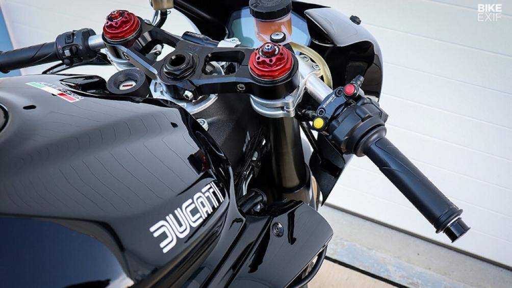 Những thay đổi này giúp bản độ có cân nặng chỉ 160 kg, nhẹ hơn đáng kể khối lượng 176 kg của mẫu Ducati 959 Panigale tiêu chuẩn