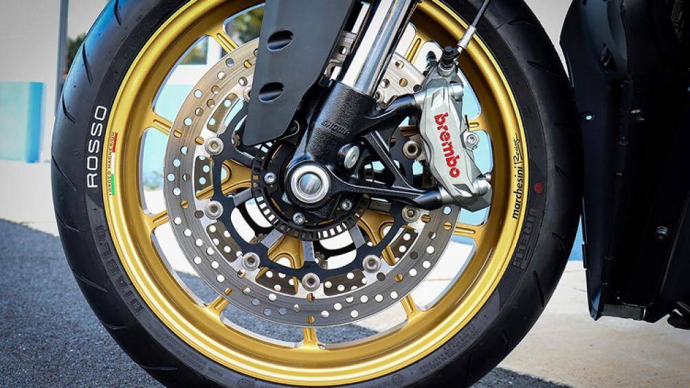 Bộ mâm Marchesini Racing là chi tiết góp phần giúp bản độ giảm cân khi chế tạo từ vật liệu ma-giê, nhẹ hơn mâm hợp kim đúc nguyên bản