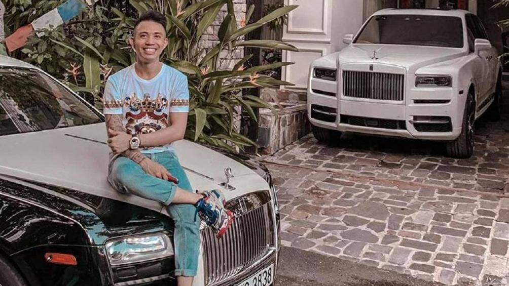 Mới đây, trên trang facebook cá nhân, đại gia Minh Nhựa bất ngờ đăng tải bức ảnh chụp chiếc Rolls-Royce Cullinan đời mới tại garage của mình