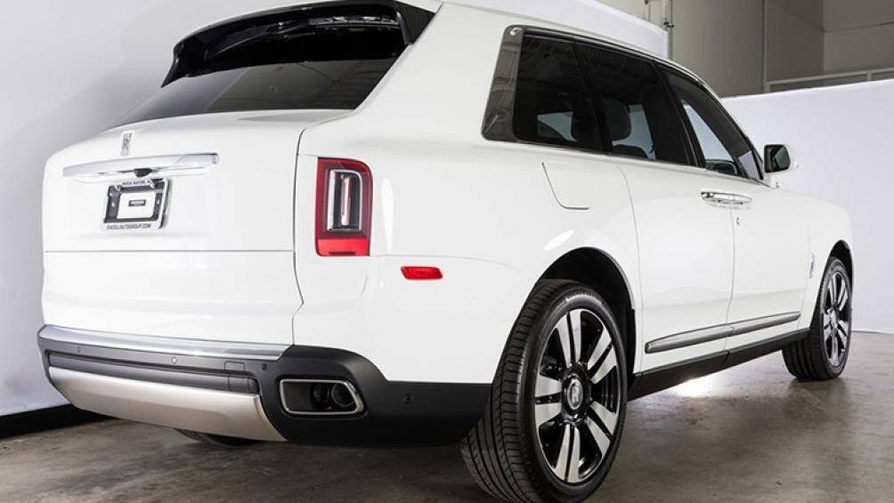 Hiện vẫn chưa rõ chiếc Rolls-Royce Cullinan mà Minh Nhựa mới tậu là xe nhập khẩu chính hãng hay tư nhân