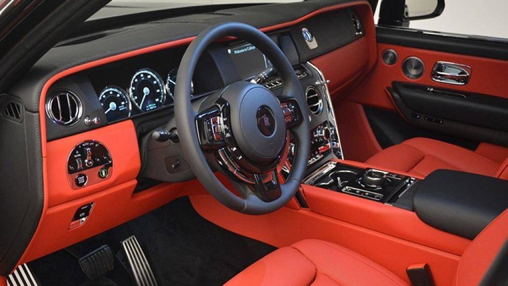 Cách đây ít lâu, đại gia Minh Nhựa cũng đã từng đăng tải một bức ảnh về khoang cabin của Cullinan với tông màu nội thất đỏ kết hợp viền trắng cực cá tính