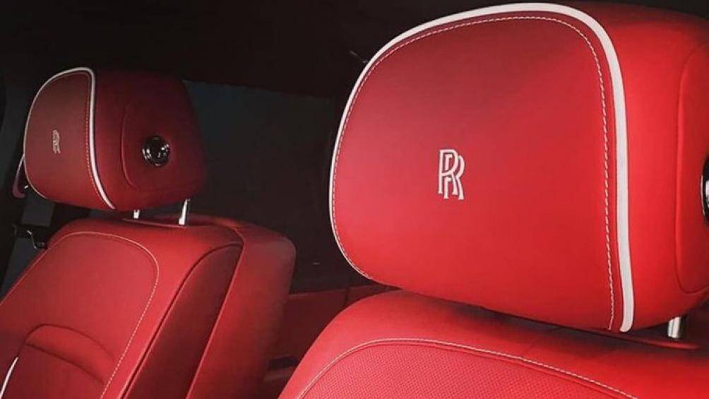 Hàng ghế sau bao gồm cấu hình Lounge Seat với ghế dài truyền thống đủ cho 3 hành khách và có thể gập chỉnh điện