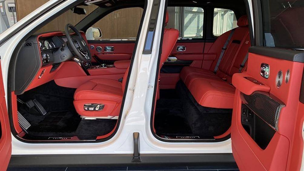 Tiếp đến là cấu hình Individual Seat với 2 ghế thương gia độc lập kèm các phụ kiện đắt tiền...