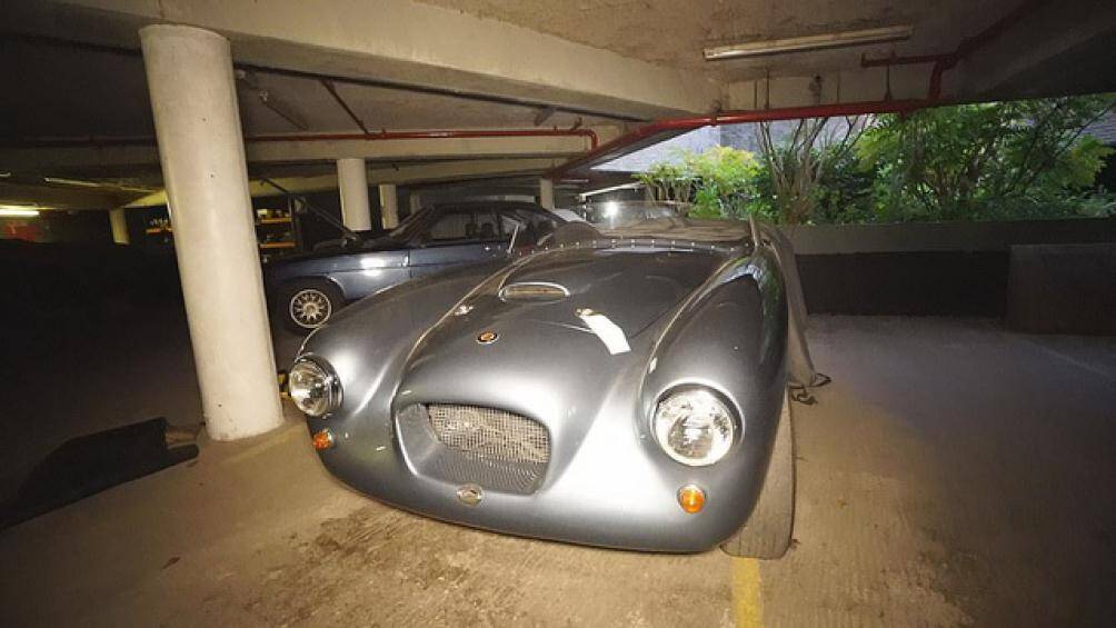 Garage này thuộc sở hữu của Bristol Cars, một công ty chuyên sản xuất xe hơi hạng sang, được thành lập vào năm 1945