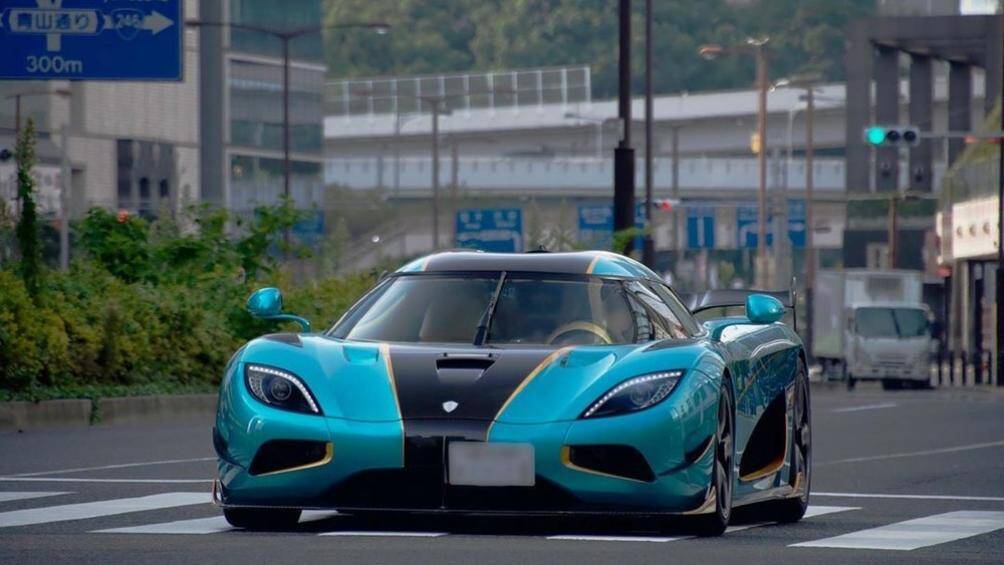 Ở ngoại hình, Koenigsegg Agera RSR có sự khác biệt rất dễ nhận ra so với bản tiêu chuẩn chính là mui xe xuất hiện thêm một cánh gió nhỏ dạng dọc