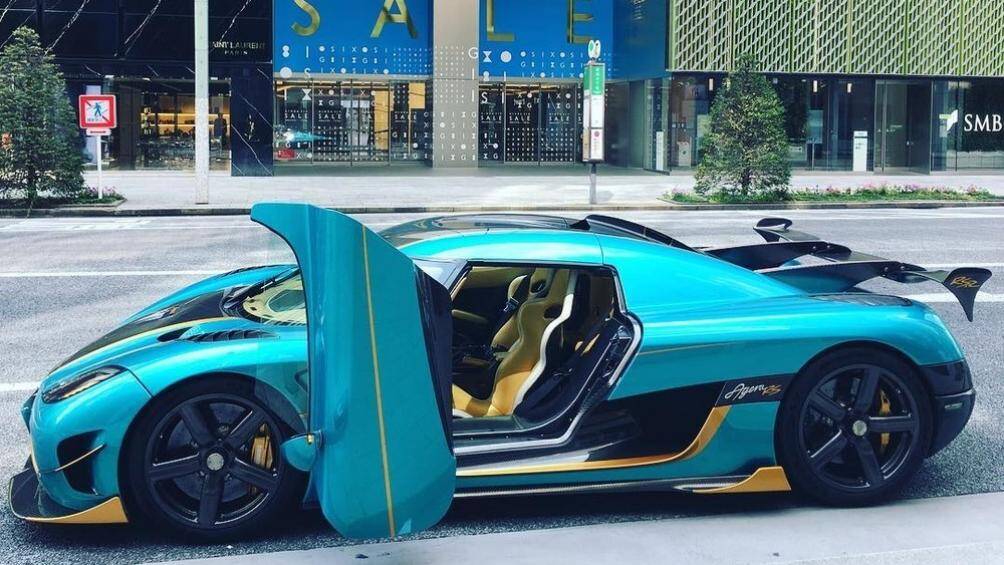 Trong cách viết chữ R cuối còn khiến người ta liên tưởng đến con số 2, tức ám chỉ đây là chiếc xe Koenigsegg Agera RSR thứ 2 ở Nhật Bản và mang số khung 122