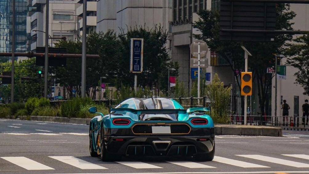 Chiếc Koenigsegg Agera RSR này sở hữu bộ áo xanh ngọc điểm thêm màu vàng đẹp mắt đi cùng với đó là nhiều chi tiết bằng carbon
