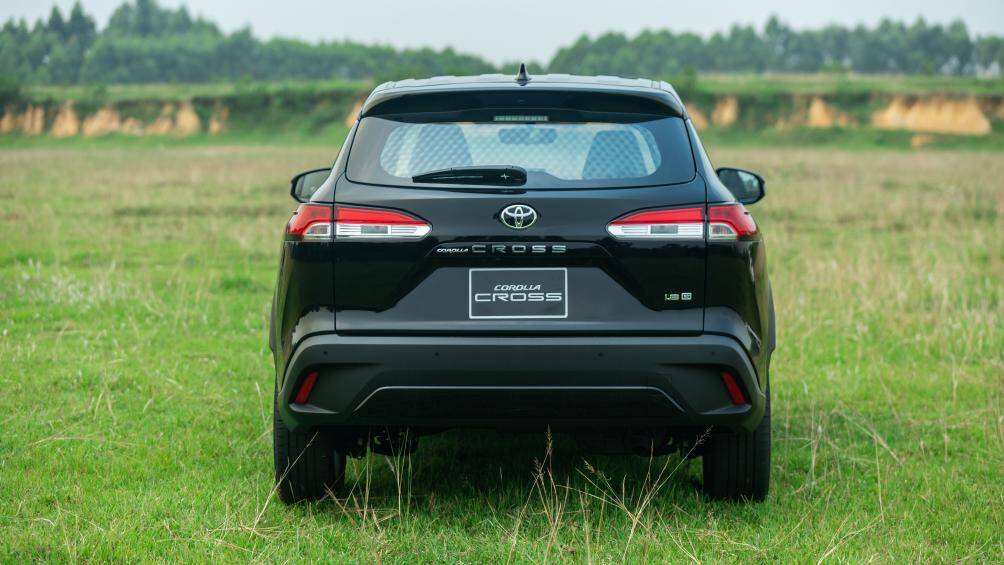 Ở đuôi xe, Toyota Corolla Cross 1.8G cũng được trang bị đèn hậu LED và không có thanh mạ crôm như bản 1.8V và 1.8HV