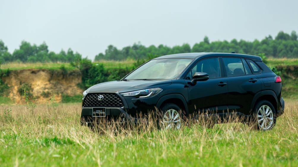 So với các đối thủ cùng phân khúc, Toyota Corolla Cross 1.8G vẫn tỏ rõ thế mạnh ở trang bị an toàn. Xe được trang bị 7 túi khí, chống bó cứng phanh (ABS), phân bổ lực phanh điện tử (EBD), hỗ trợ phanh khẩn cấp (BA), cân bằng điện tử (VSC), kiểm soát lực kéo (TRC), hỗ trợ khởi hành ngang dốc (HAC), camera lùi và cảm biến hỗ trợ đỗ xe trước sau