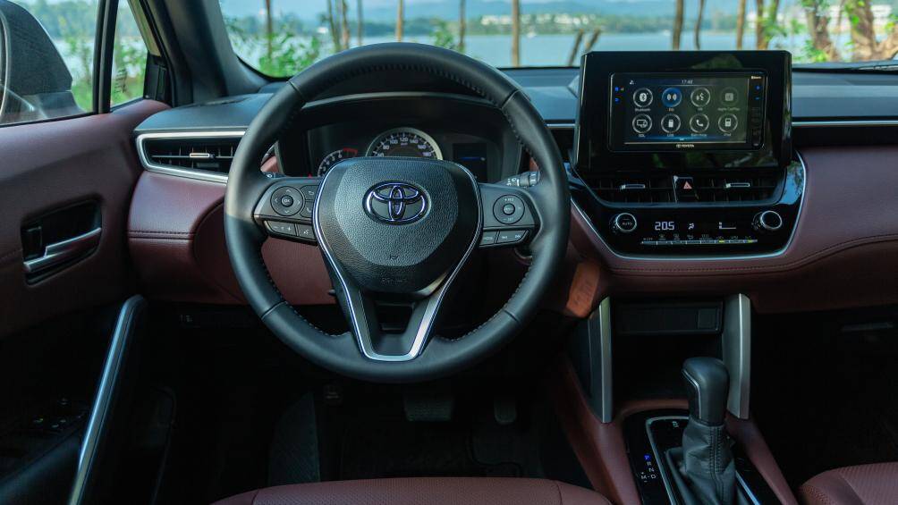 Vô-lăng trên phiên bản 1.8G cũng tích hợp nhiều nút bấm điều khiển chức năng