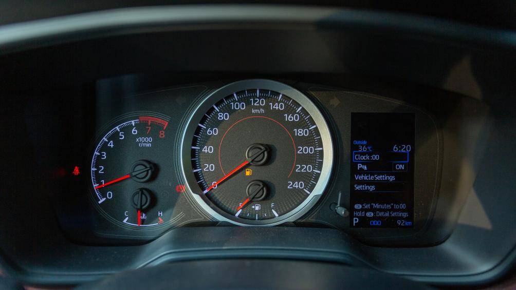 Corolla Cross 1.8G có cụm đồng hồ trung tâm kỹ thuật số với màn hình hiển thị đa thông tin 4,2 inch