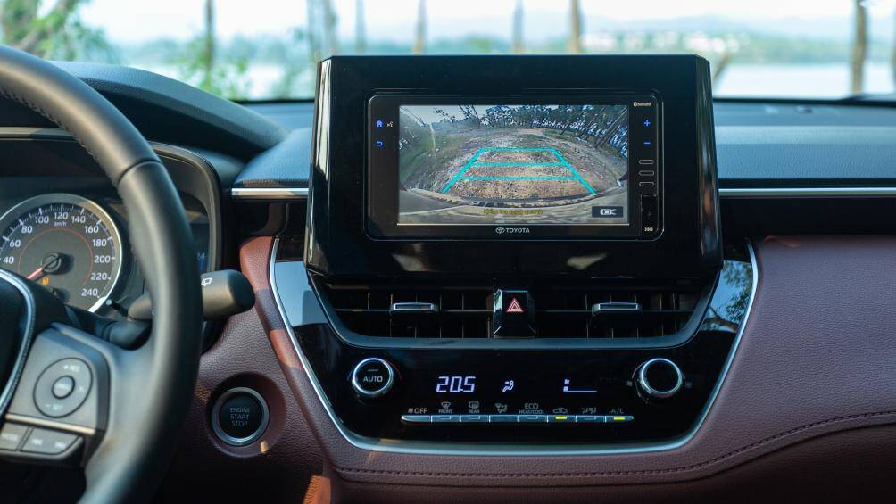 Bên cạnh cảm biến hỗ trợ đỗ xe trước sau, xe cũng được trang bị camera lùi, tăng thêm sự tiện lợi và an toàn cho người lái