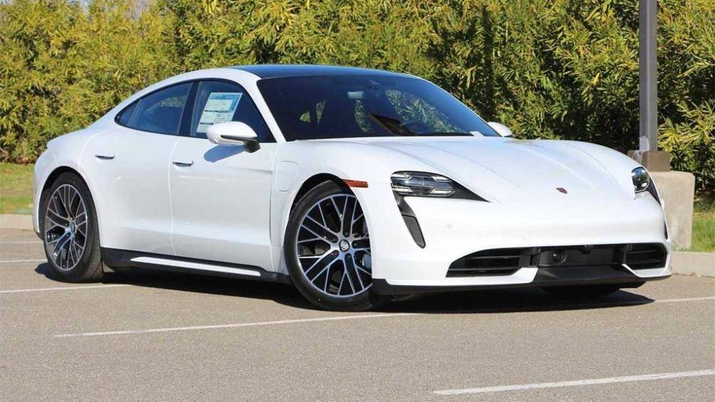 3. Porsche Taycan Turbo S (thời gian tăng tốc từ 0-100 km/h: 2,8 giây, vận tốc tối đa: 260 km/h)