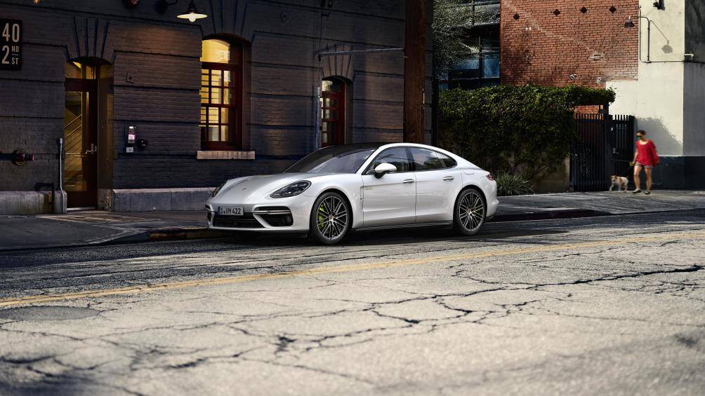 4. Porsche Panamera Turbo S (thời gian tăng tốc từ 0-100 km/h: 3,1 giây, vận tốc tối đa: 315 km/h)