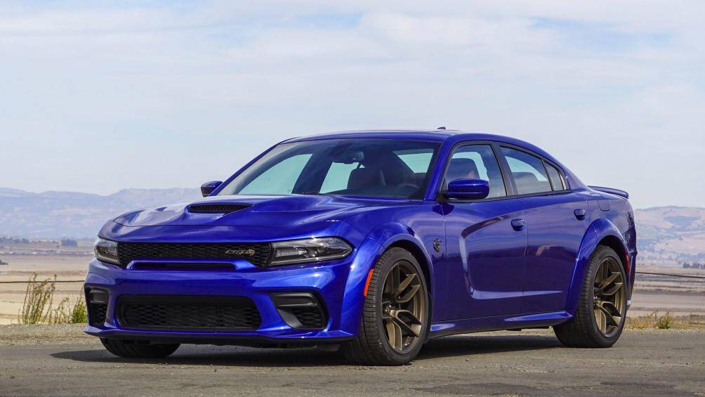 7. Dodge Charger SRT Hellcat (thời gian tăng tốc từ 0-100 km/h: 3,6 giây, vận tốc tối đa: 313 km/h)