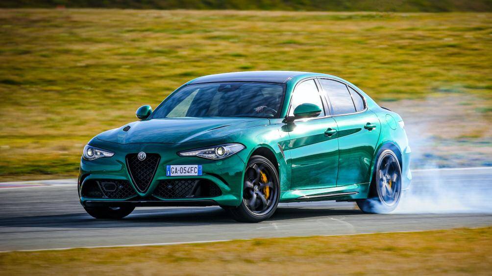 9. Alfa Romeo Giulia Quadrifoglio (thời gian tăng tốc từ 0-100 km/h: 4 giây, vận tốc tối đa: 307 km/h)
