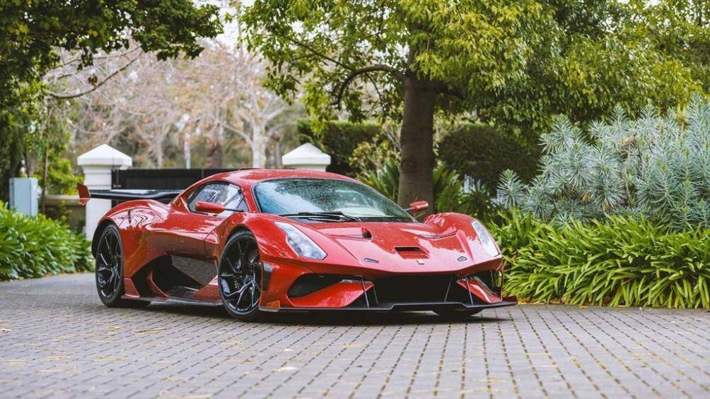 Để BT62R phù hợp đi đường phố, nhà sản xuất đã phải trang bị thêm tất cả những phụ tùng thiết yếu như hệ thống khóa cửa từ xa, hệ thống đèn chiếu sáng