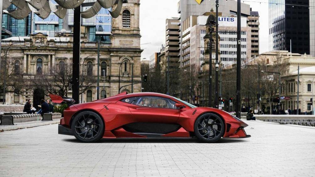 Cộng thêm gương chiếu hậu bên sườn và nhiều tính năng khác để phù hợp đi trên phố hơn như bảng đồng hồ kỹ thuật số hoạt động cùng camera lùi...