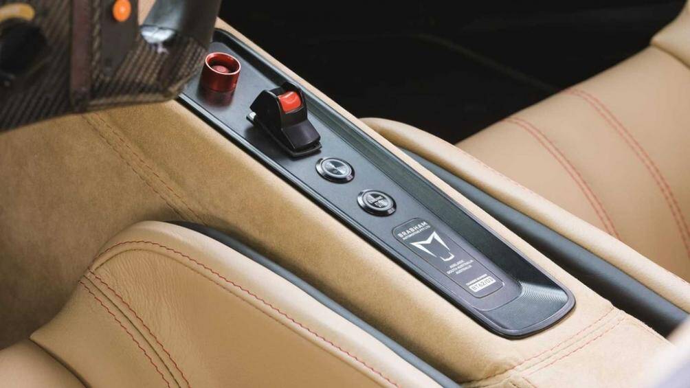 Ngoài ra, hệ thống treo cũng được điều chỉnh, bổ sung tùy chọn điều hòa không khí và kính chắn gió có chức năng sưởi