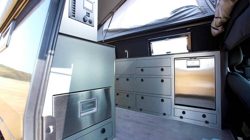 Kèm theo là hệ thống nội thất với các giá để đồ và tủ kéo linh hoạt. Tất cả đều được bọc kim loại sáng bóng, mang đến cảm giác ngăn nắp, sang trọng và hiện đại