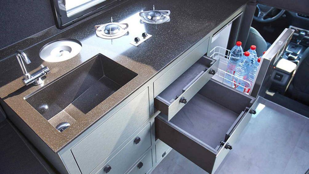 Nó sở hữu các trang thiết bị gia đình quen thuộc và tiện lợi để nấu nướng như: hai bếp ga nhỏ, tủ lạnh hay bồn rửa