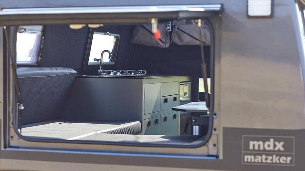 Phía sau khoang cabin là một cửa sổ lớn có thể mở cửa ra để người bên trong hít khí trời và ngắm khung cảnh xung quanh