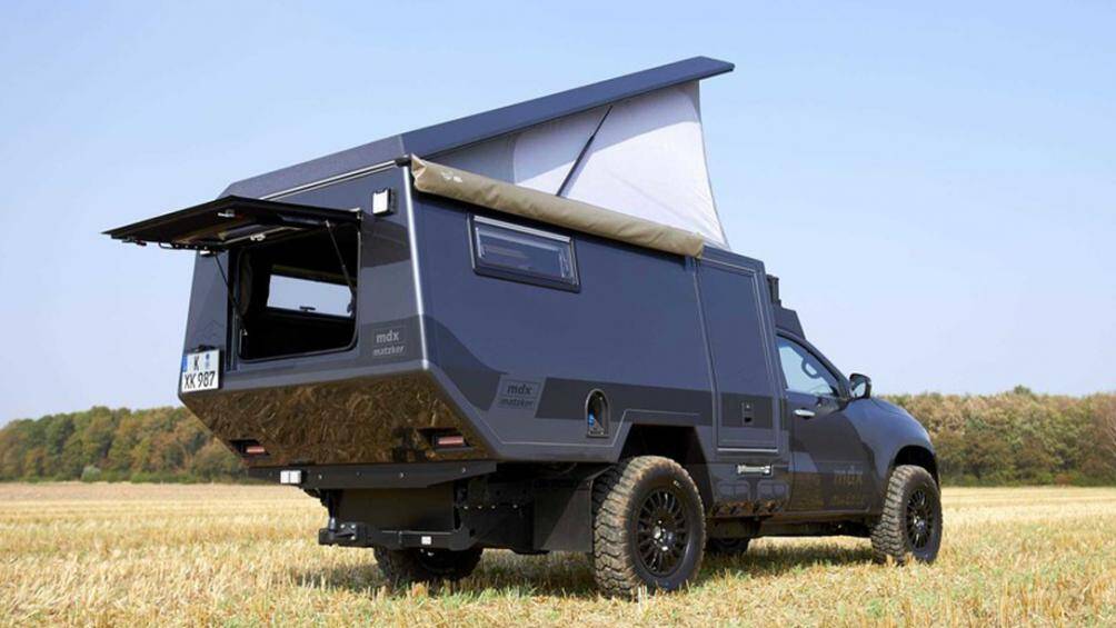 Tấm thu năng lượng mặt trời gắn trên mui xe, hệ thống nước nóng, bình chứa nhiên liệu lớn hơn, nơi gắn bánh dự phòng, hệ thống tời cứu hộ cũng được trang bị đầy đủ