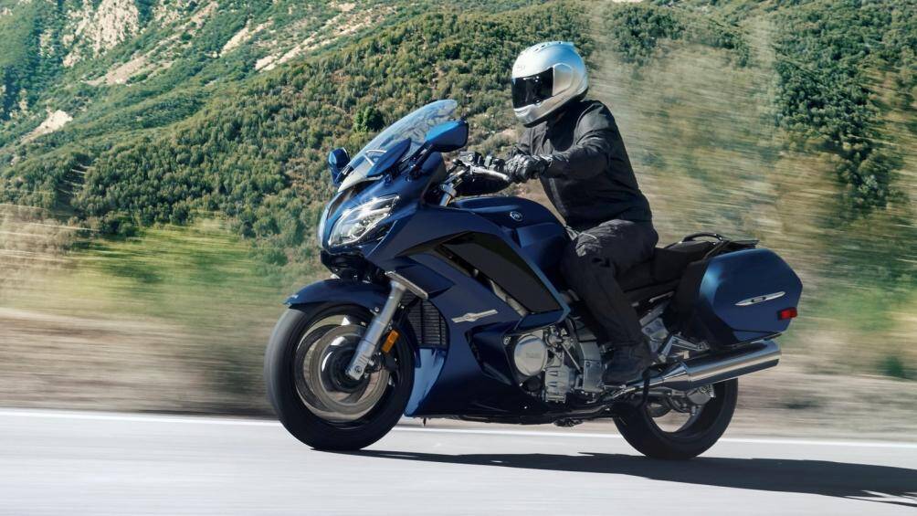 1. Yamaha FJR1300
Mẫu xe của Yahama này có bình xăng với dung tích 25L, có thể đi được quãng đường 483 km sau khi nạp đầy bình