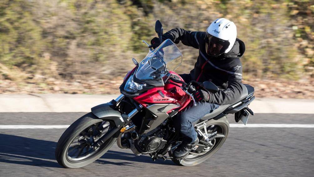 3. Honda CB500X
Mặc dù có bình xăng khiêm tốn với 17,7L nhưng Honda CB500X vẫn đi được 446 km sau mỗi lần nạp đầy bình