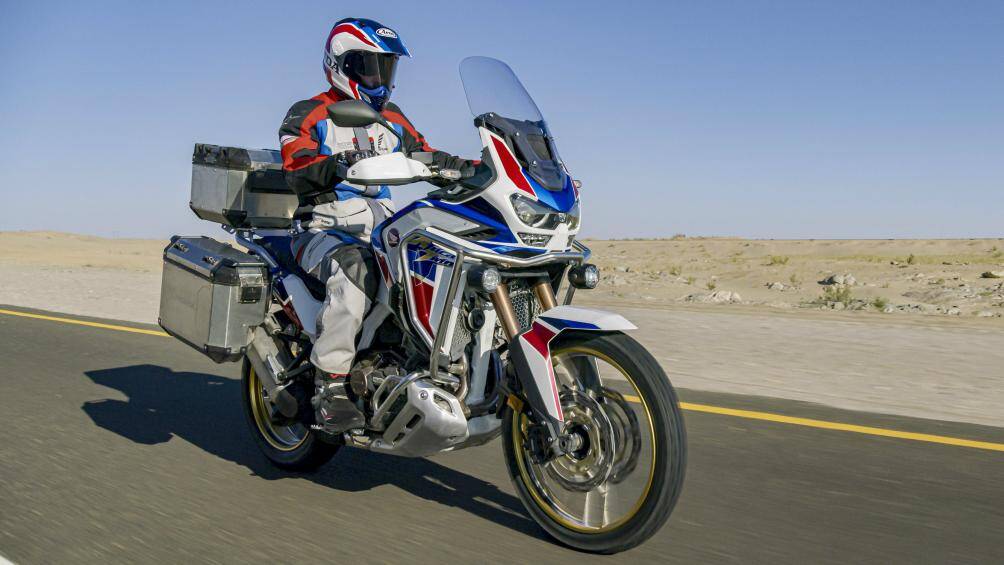4. Honda CRF1100L AS Africa Twin Sport.
Mẫu xe với dung tích 998cc này với bình xăng 24,8L có thể đi được 443 km sau mỗi lần nạp đầy bình