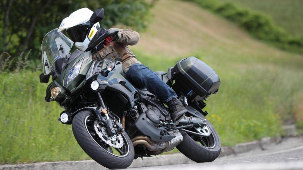 5. Kawasaki Versys 650
Mẫu siêu xe này có bình xăng dung tích 21L, nếu đổ đầy bình xăng, xe có thể đi được 402 km, khá ấn tượng cho một mẫu xe máy 650cc