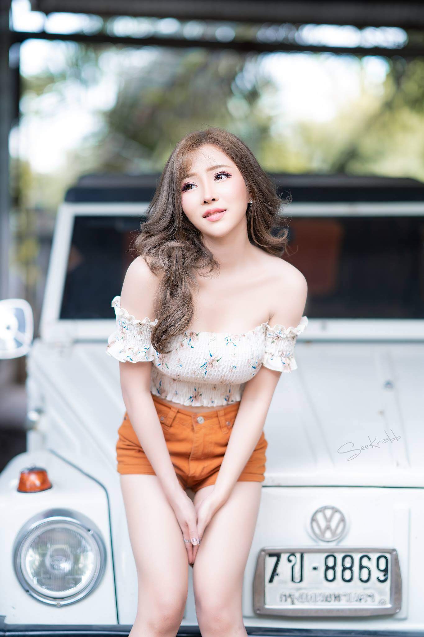 Người đẹp Thái Lan cuốn hút khi tạo dáng bên chiếc xế cổ Volkswagen