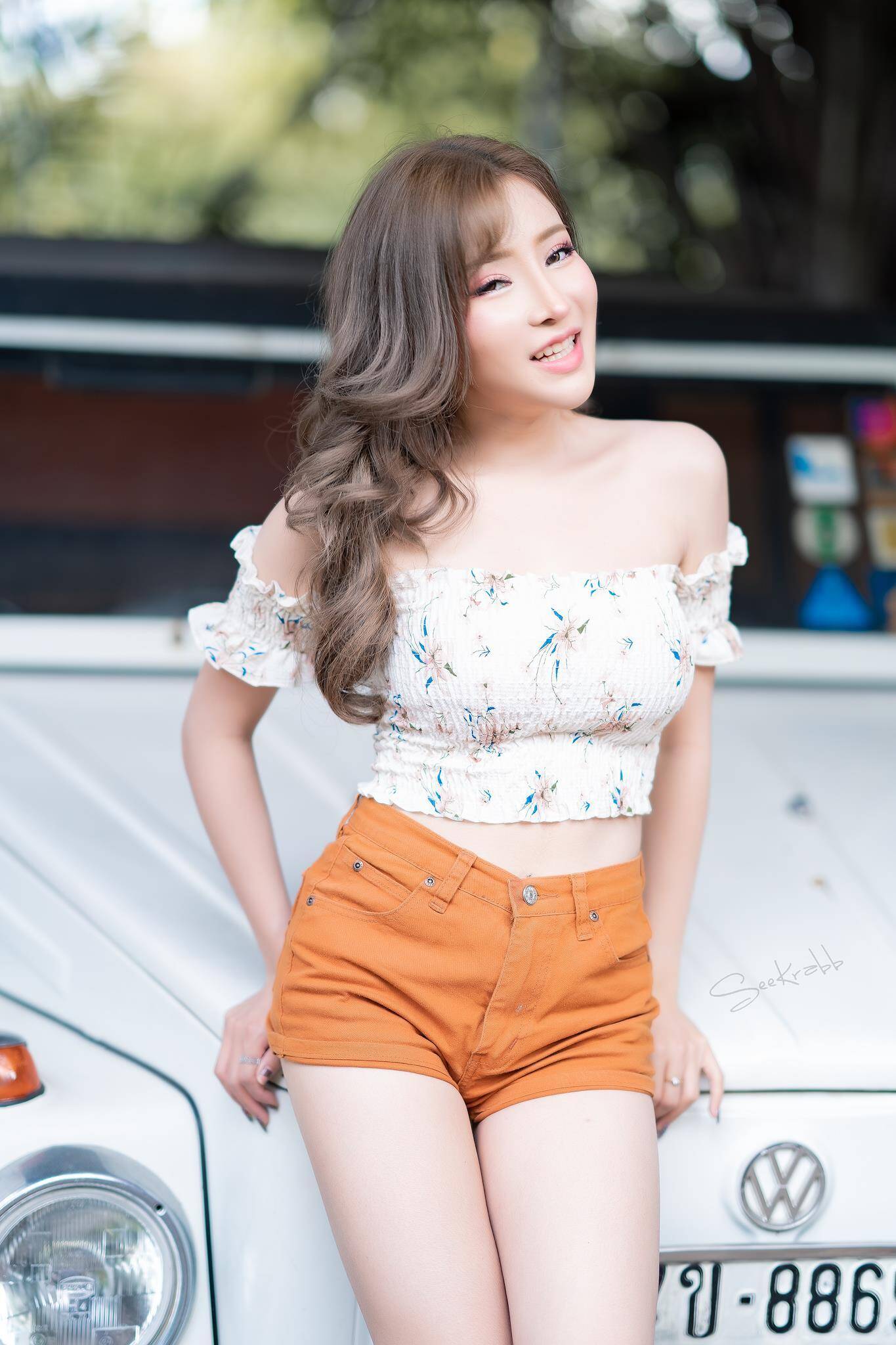 Với trang phục trẻ trung cùng nụ cười tươi rói, cô gái thu hút mọi ánh nhìn