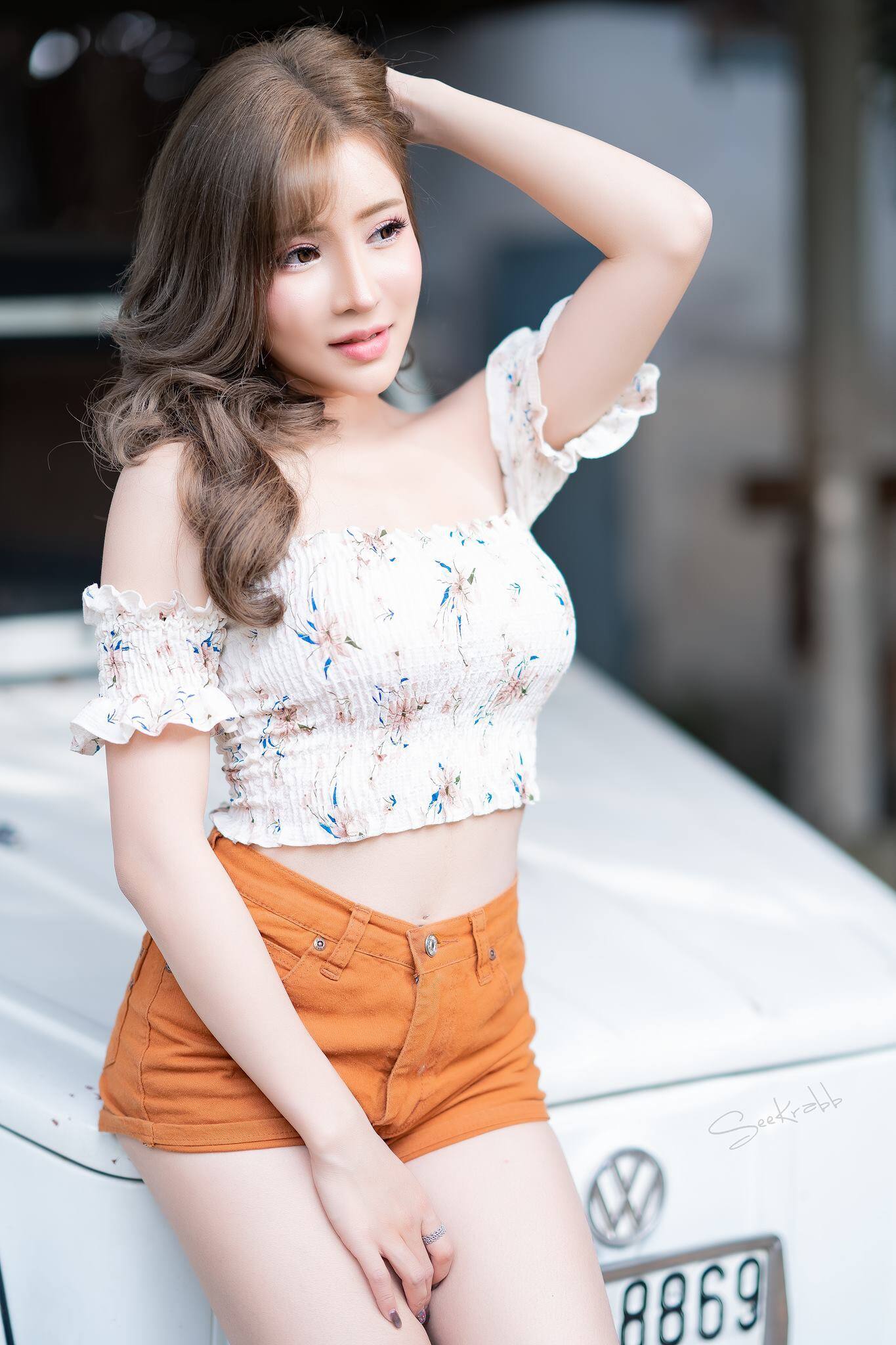 Bộ đồ làm nổi bật làn da trắng như tuyết